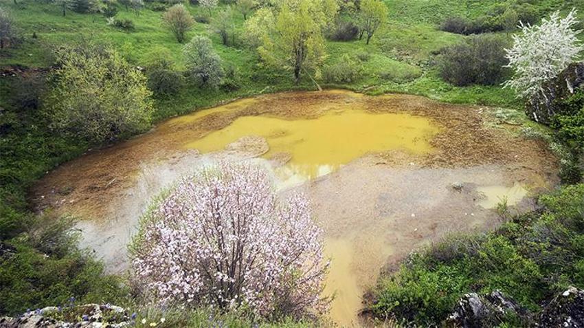 Sivas'ta efsanelere konu olan Dipsizgöl renk değiştirdi, ziyaretçileri hayal kırıklığı yaşadı