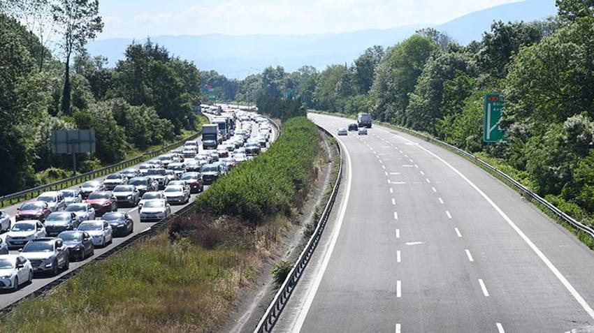 Tatilciler geri dönüyor: Anadolu Otoyolu'nda trafik yoğunluğu oluştu