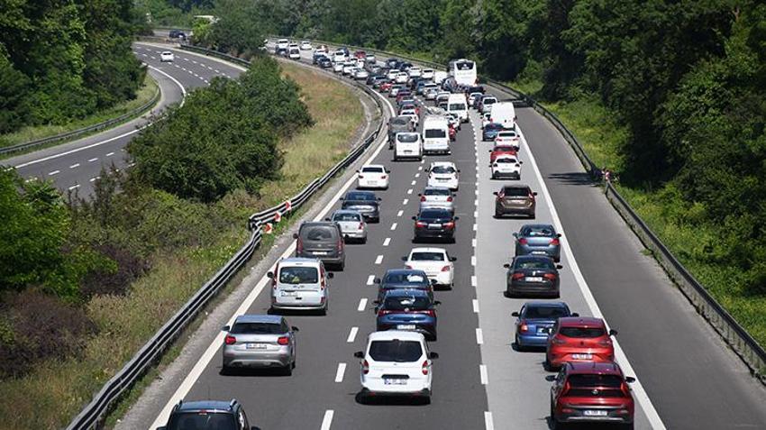 Tatilciler geri dönüyor: Anadolu Otoyolu'nda trafik yoğunluğu oluştu
