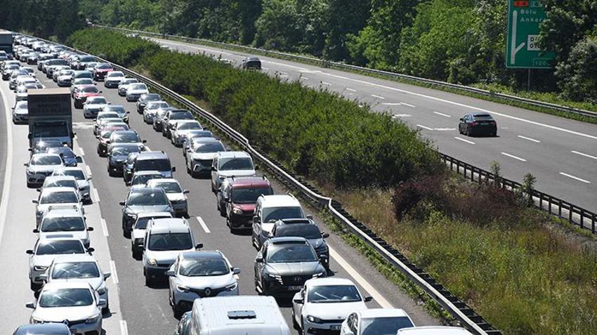 Tatilciler geri dönüyor: Anadolu Otoyolu'nda trafik yoğunluğu oluştu