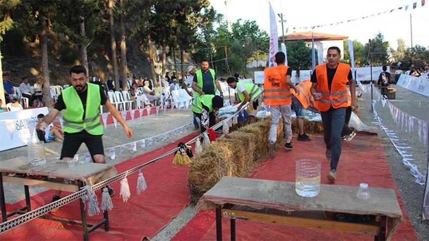 Antalya'da Köy Survivor'da 5 yıldızlı tatil için kıyasıya yarıştılar