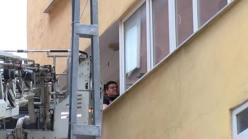 Annesini rehin alıp tehdit etti! Ağabeyinin ihbarıyla yakalandı