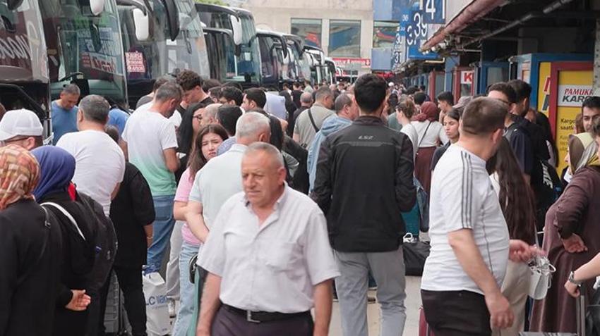 15 Temmuz Demokrasi Otogarı’nda yoğunluk! Tatilin son gününde ek seferler düzenlendi