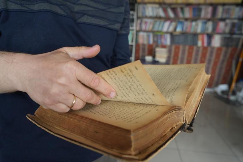 Erzurum'daki bir sahafta bulundu: Kitabı açtıklarında gözlerine inanamadılar! Sefiller romanı ortaya çıktı