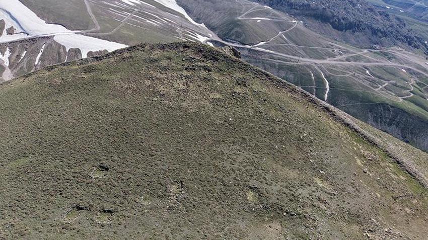 Erciyes Dağı'nın komşusunda karlar eridi ortaya çıktı: 'Kayseri’deki en sırlı yerlerden birisi'