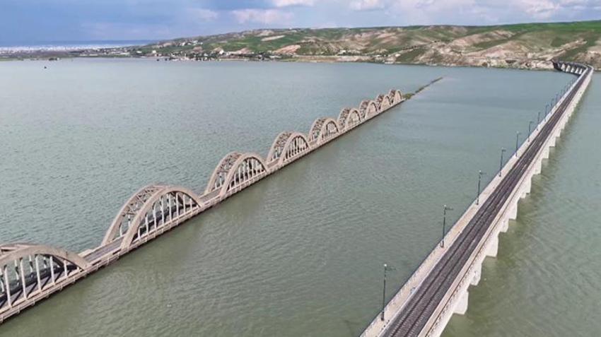 Ilısu Barajı'nda su seviyesi yükseldi; Hasankeyf'in eski köprüsü su altında kaldı! Trenin yeni köprüden geçişi görüntülendi
