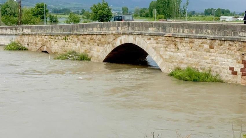 Tokat'ta üç gözü sular altında kaldı: 8 asırlık taş köprüde ilk kez oluyor