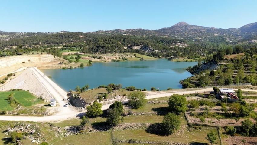 Denizli'de 300 dönüm alana katkı sağlıyor: Savaklardan taşmaya başladı