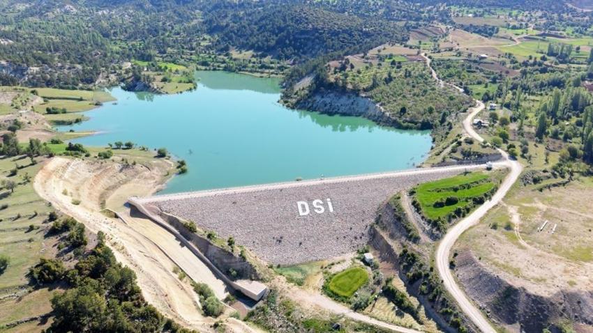 Denizli'de 300 dönüm alana katkı sağlıyor: Savaklardan taşmaya başladı