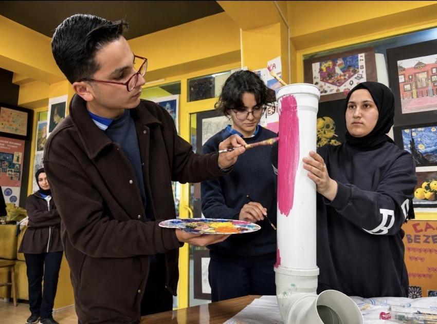 Ağrı'da atık malzemeler sokak hayvanları için sıcak birer yuvaya dönüştü!