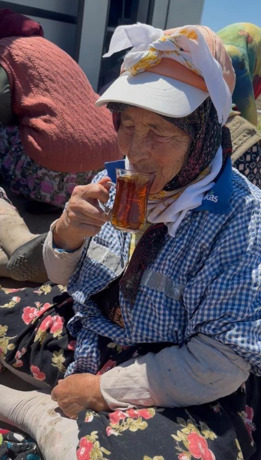 Bursa’da tarladaki tarım işçilerinin vazgeçilmezi! Kavurucu sıcakta çapa yapıp bunu içiyorlar