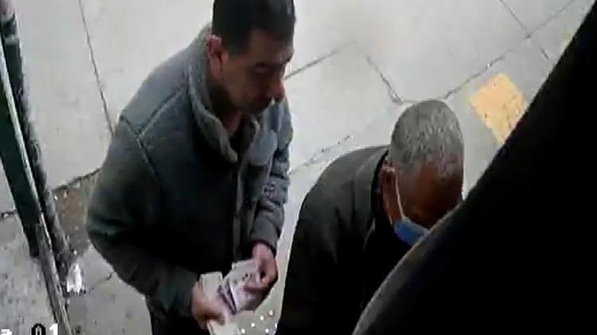 Adana'nın takı hırsızı iş başında! Bu sefer de ATM'den para çeken yaşıları soydu
