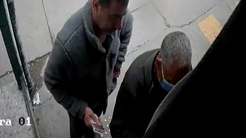 Adana'nın takı hırsızı iş başında! Bu sefer de ATM'den para çeken yaşıları soydu
