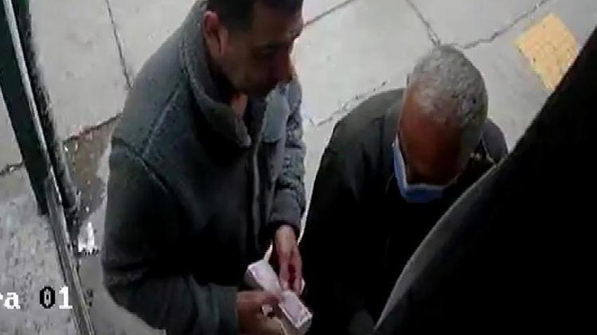 Adana'nın takı hırsızı iş başında! Bu sefer de ATM'den para çeken yaşıları soydu