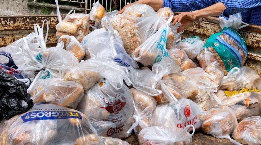 İsrafa karşı tek başına savaş açtı! Ankaralı hurdacı çöpten topladığı 15 ton ekmeği taşıyor: Dağdaki kurtlar kuşlar onun yolunu gözlüyor