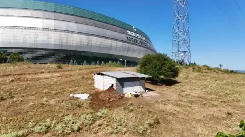 Kocaelispor, ahırın yanına stadyum yaptı! Arsa sahibi kulüpten milyonları istedi