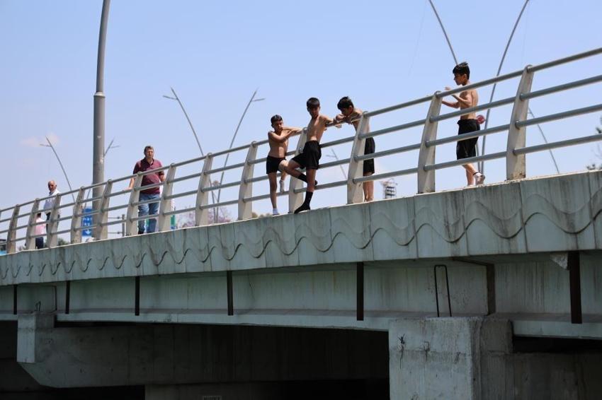 Adana'da ölümle dans sezonu açıldı: Geleneksel sulama kanalı serinliği başladı
