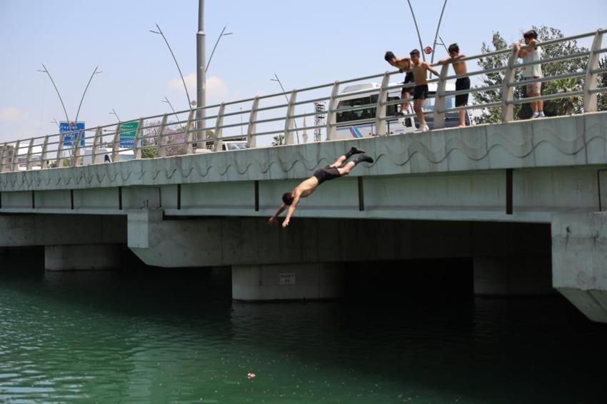 Adana'da ölümle dans sezonu açıldı: Geleneksel sulama kanalı serinliği başladı