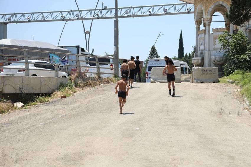 Adana'da ölümle dans sezonu açıldı: Geleneksel sulama kanalı serinliği başladı