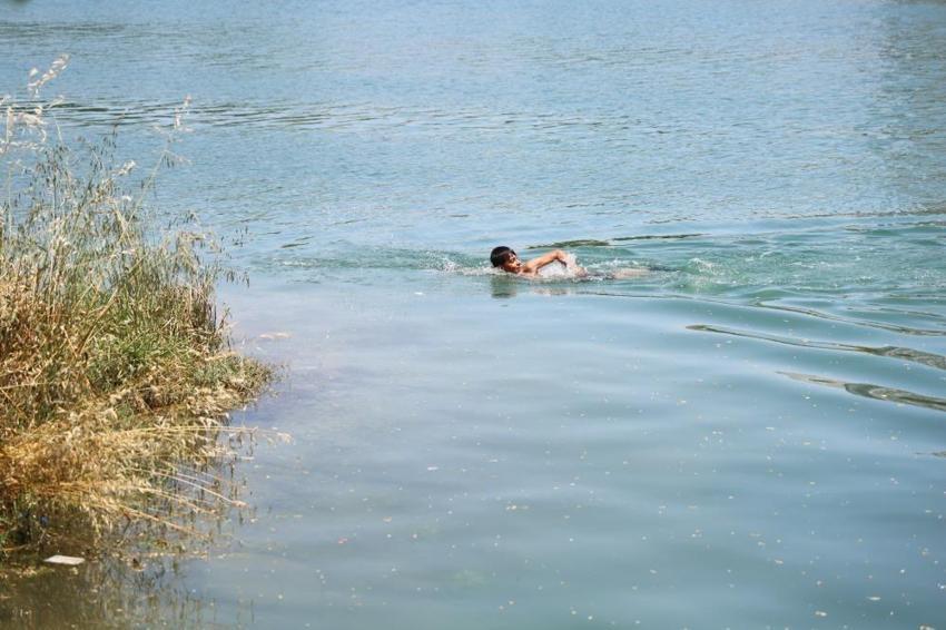 Adana'da ölümle dans sezonu açıldı: Geleneksel sulama kanalı serinliği başladı