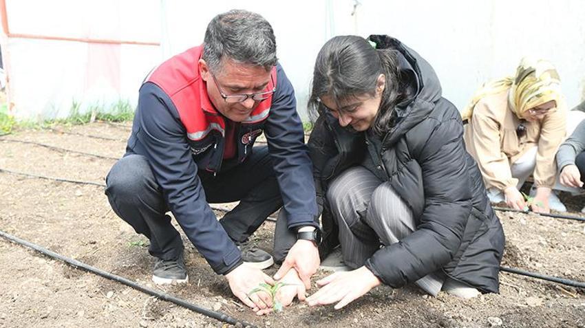 Kars'ta özel gereksinimli öğrencilerden serada dev üretim: Bakan hayran kalıyor!