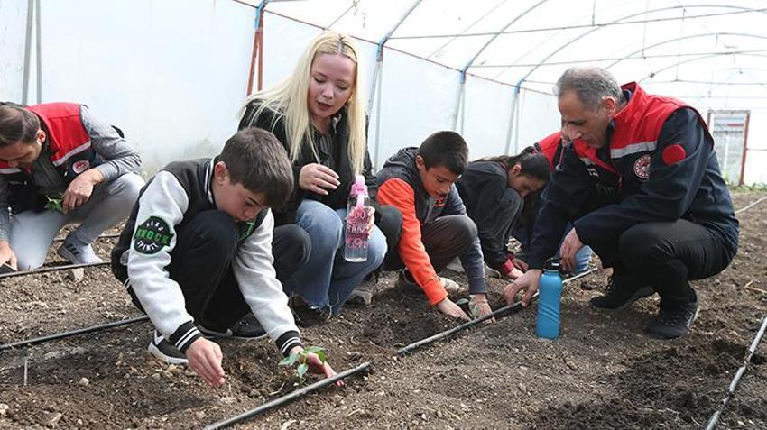 Kars'ta özel gereksinimli öğrencilerden serada dev üretim: Bakan hayran kalıyor!