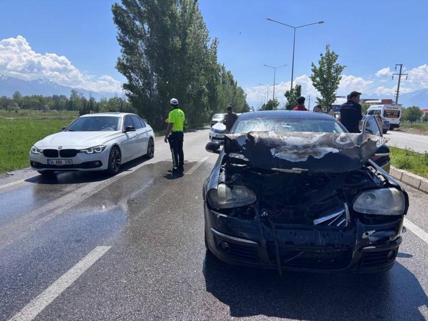 Erzincan'da zincirleme kaza: 4 araç birbirine girdi! Otomobil alev topuna döndü