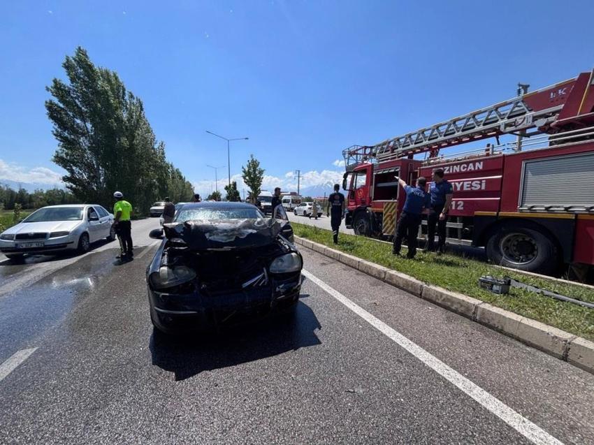 Erzincan'da zincirleme kaza: 4 araç birbirine girdi! Otomobil alev topuna döndü