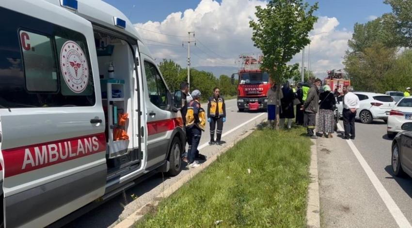 Erzincan'da zincirleme kaza: 4 araç birbirine girdi! Otomobil alev topuna döndü