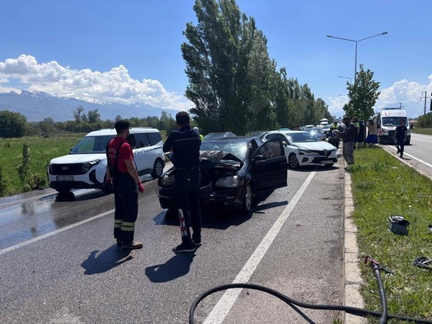Erzincan'da zincirleme kaza: 4 araç birbirine girdi! Otomobil alev topuna döndü