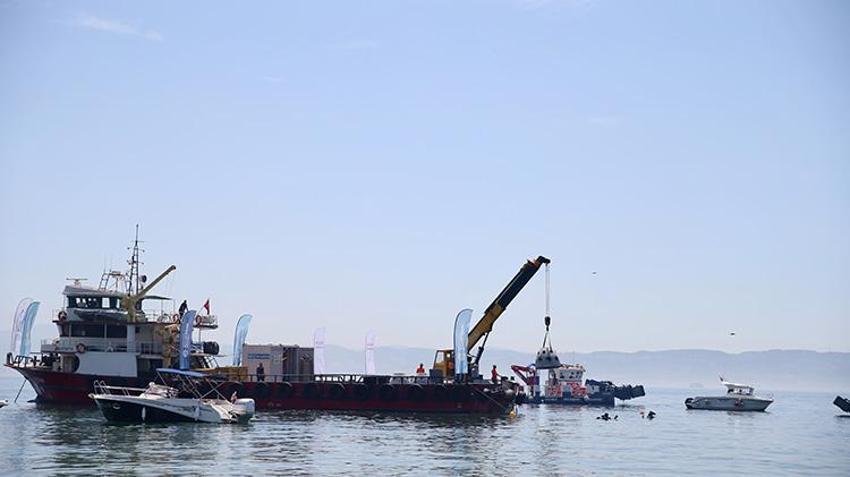 Kocaeli'de su altında kuruluyor! Dalgıçlar ve vinçler devreye girdi