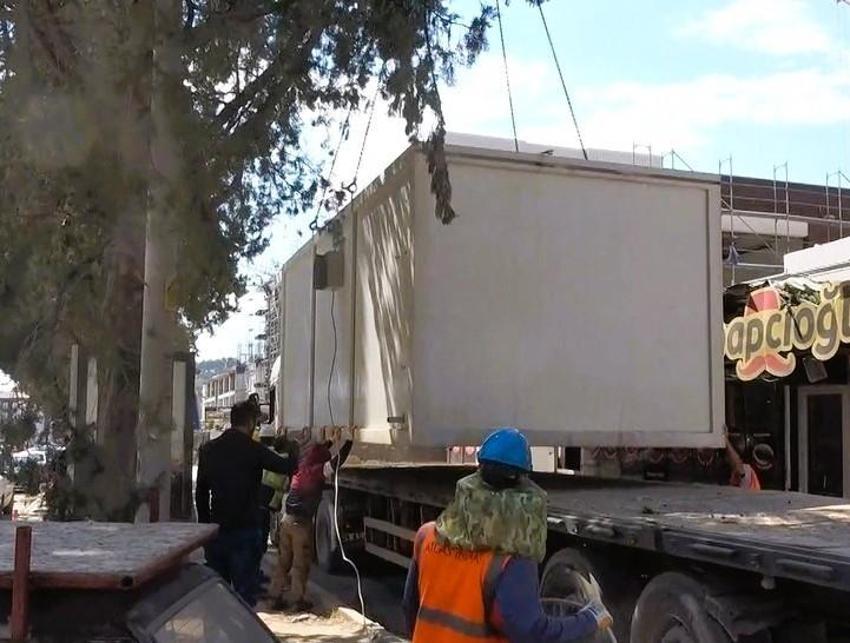 Kahramanmaraş’ta büyük taşınma başladı! Geçici konteyner çarşılar vinçlerle kaldırılıyor: Esnaf yeni kalıcı iş yerlerine geçiyor