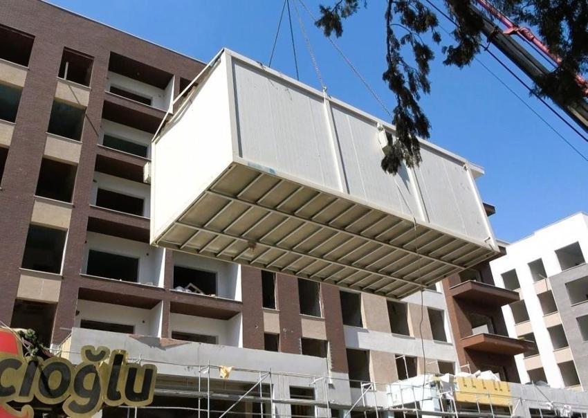 Kahramanmaraş’ta büyük taşınma başladı! Geçici konteyner çarşılar vinçlerle kaldırılıyor: Esnaf yeni kalıcı iş yerlerine geçiyor