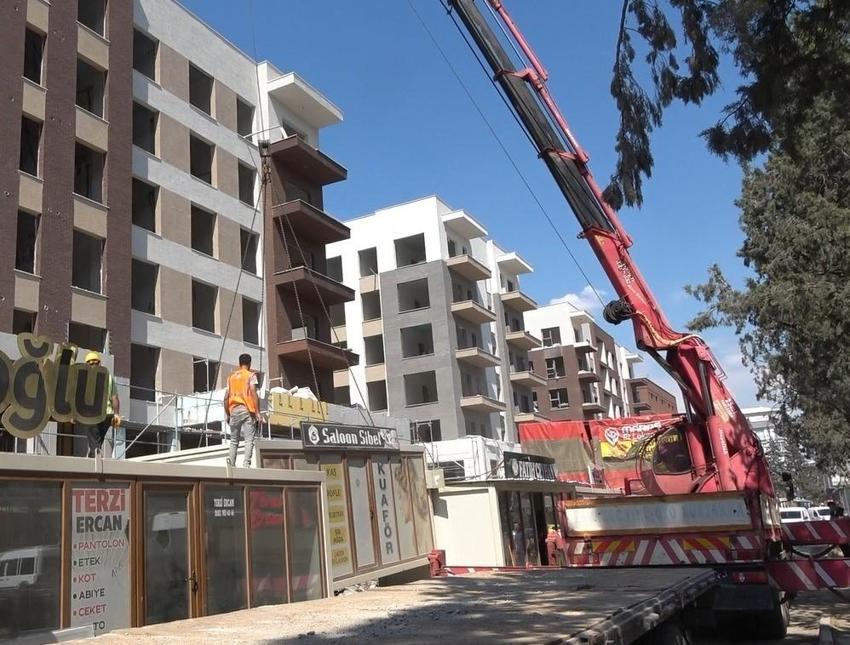 Kahramanmaraş’ta büyük taşınma başladı! Geçici konteyner çarşılar vinçlerle kaldırılıyor: Esnaf yeni kalıcı iş yerlerine geçiyor