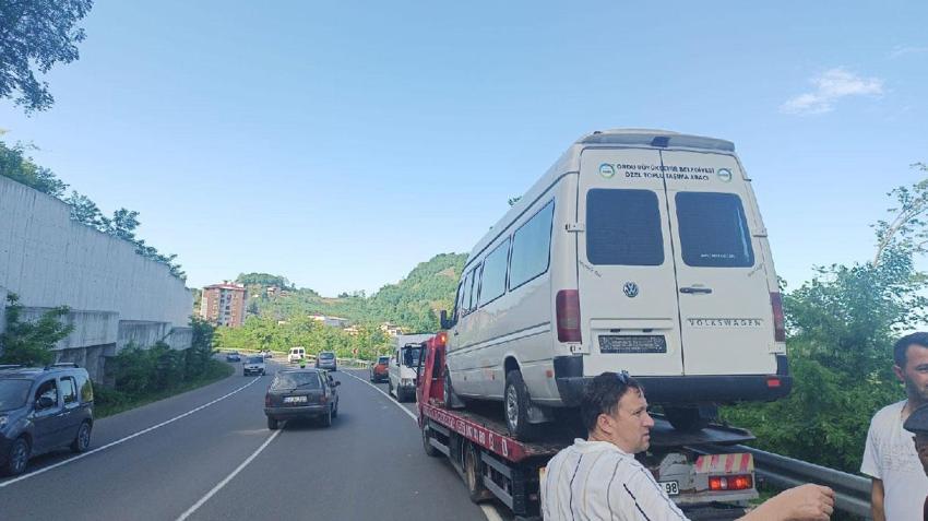 Seyir halindeyken kalp krizi geçiren minibüs şoförü faciayı önledi, yaşamını yitirdi