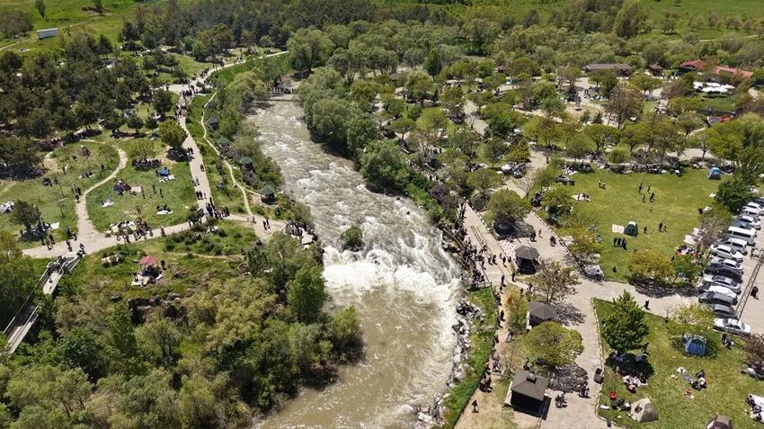 Dünyada sadece Van'da yaşanıyor! 81 ilden akın ettiler, her şey cami önünde başladı