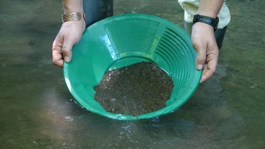 Eşiyle hobi olarak başladı, dereden servet kazandılar! Günde 36 gram altın çıktı, duyan oraya akın ediyor