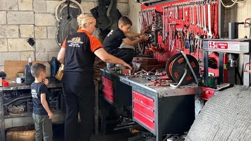 Şırnak'ta herkes onu konuşuyor! Eşine yardım için başladı, şimdi motor ustası oldu