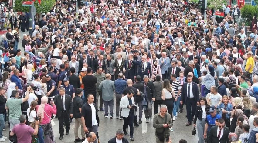 Uluslararası Gül Festivali'nde renkli görüntüler ve büyük coşku: Binlerce kişi kortejde buluştu