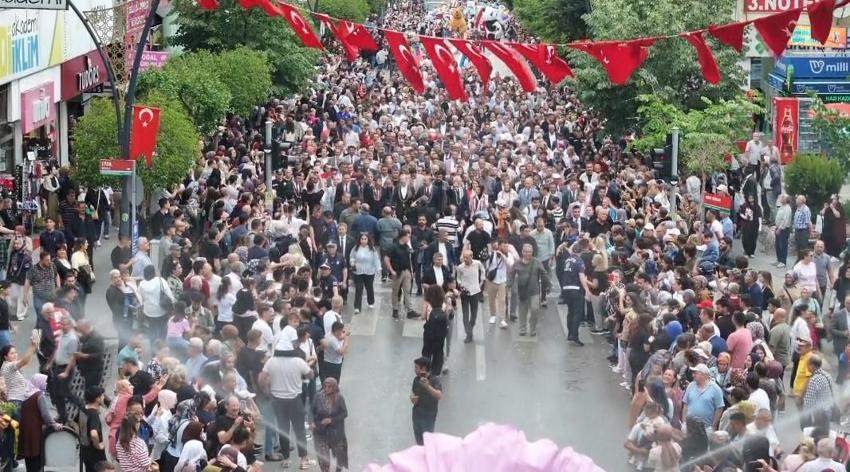 Uluslararası Gül Festivali'nde renkli görüntüler ve büyük coşku: Binlerce kişi kortejde buluştu