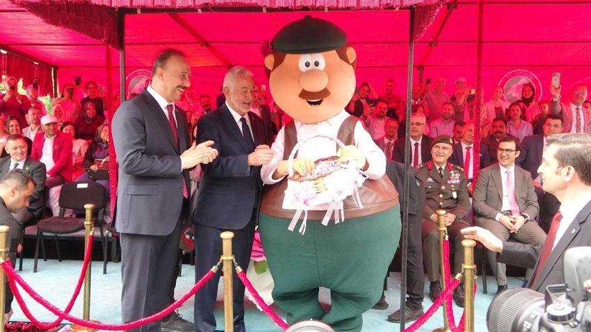 Uluslararası Gül Festivali'nde renkli görüntüler ve büyük coşku: Binlerce kişi kortejde buluştu