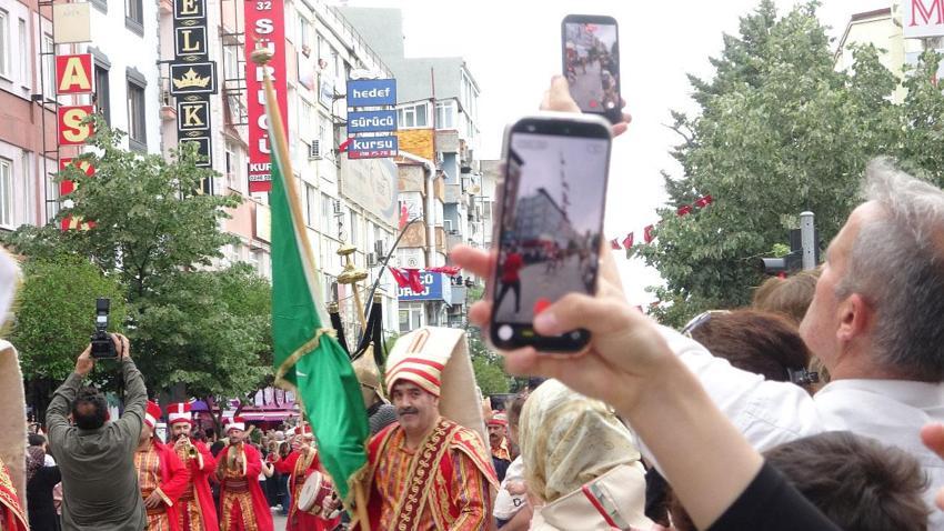 Uluslararası Gül Festivali'nde renkli görüntüler ve büyük coşku: Binlerce kişi kortejde buluştu