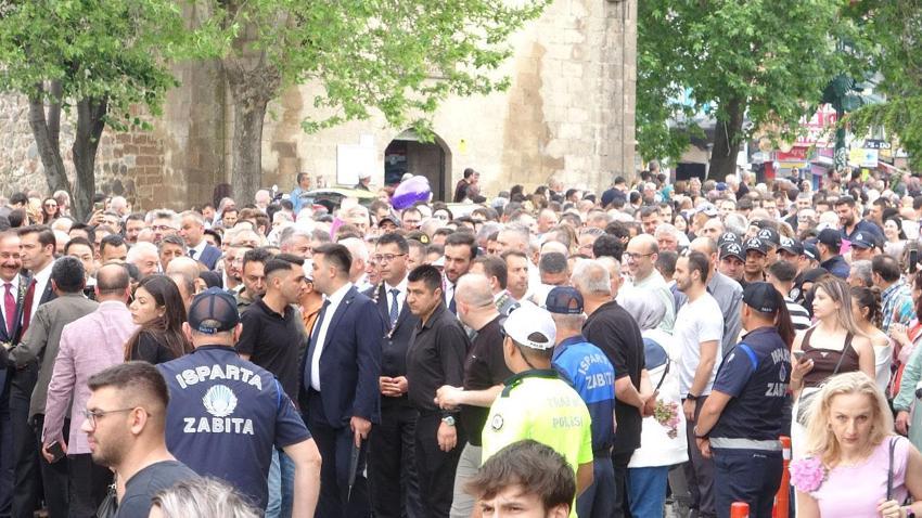 Uluslararası Gül Festivali'nde renkli görüntüler ve büyük coşku: Binlerce kişi kortejde buluştu