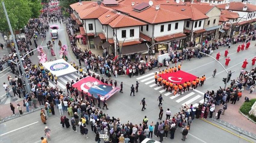 Uluslararası Gül Festivali'nde renkli görüntüler ve büyük coşku: Binlerce kişi kortejde buluştu