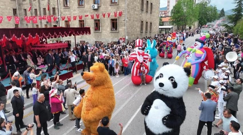 Uluslararası Gül Festivali'nde renkli görüntüler ve büyük coşku: Binlerce kişi kortejde buluştu
