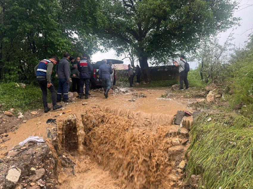 Niğde’de sağanak taşkına neden oldu: 3 araç ve bazı vatandaşlar sele kapıldı