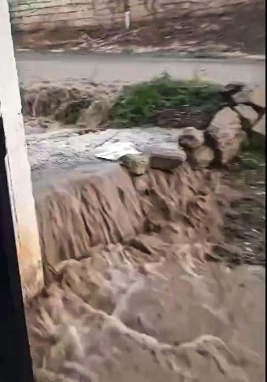 Niğde’de sağanak taşkına neden oldu: 3 araç ve bazı vatandaşlar sele kapıldı