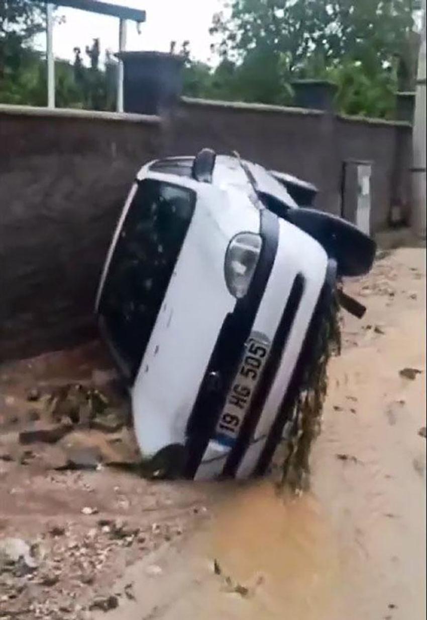 Niğde’de sağanak taşkına neden oldu: 3 araç ve bazı vatandaşlar sele kapıldı