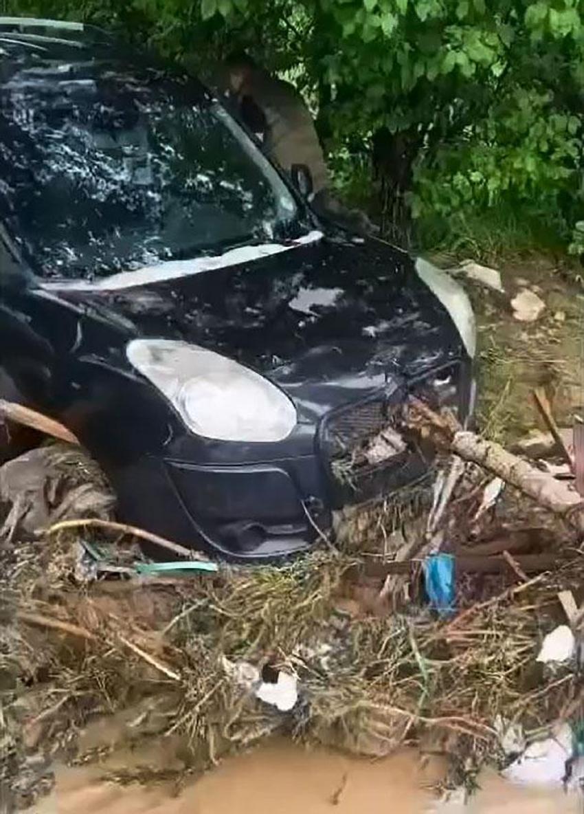 Niğde’de sağanak taşkına neden oldu: 3 araç ve bazı vatandaşlar sele kapıldı