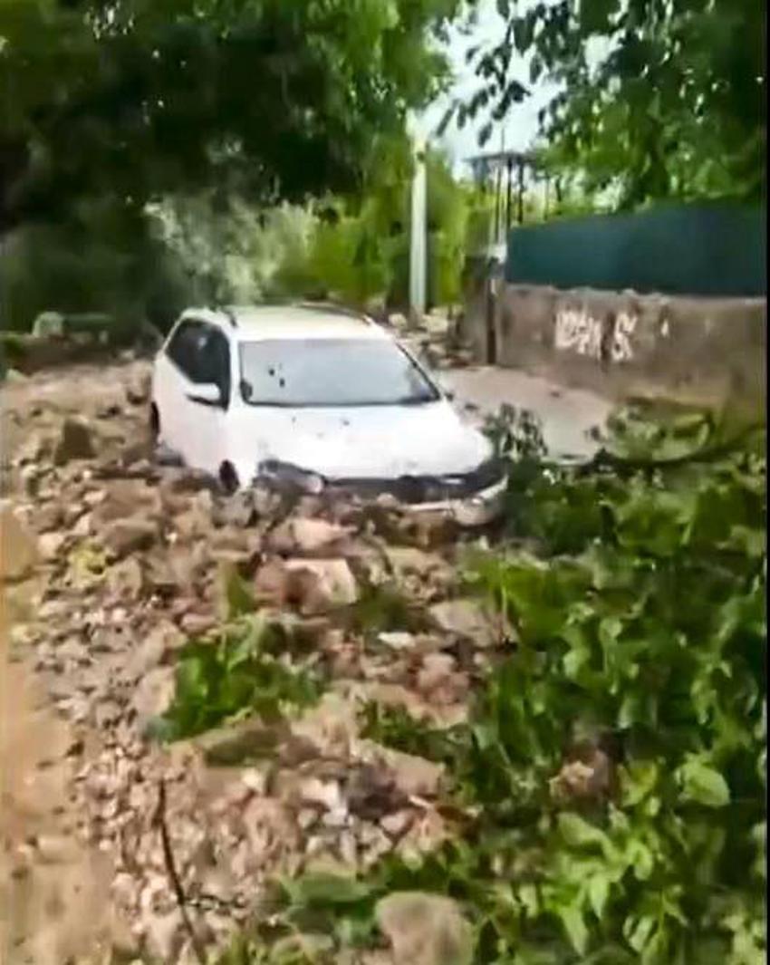 Niğde’de sağanak taşkına neden oldu: 3 araç ve bazı vatandaşlar sele kapıldı
